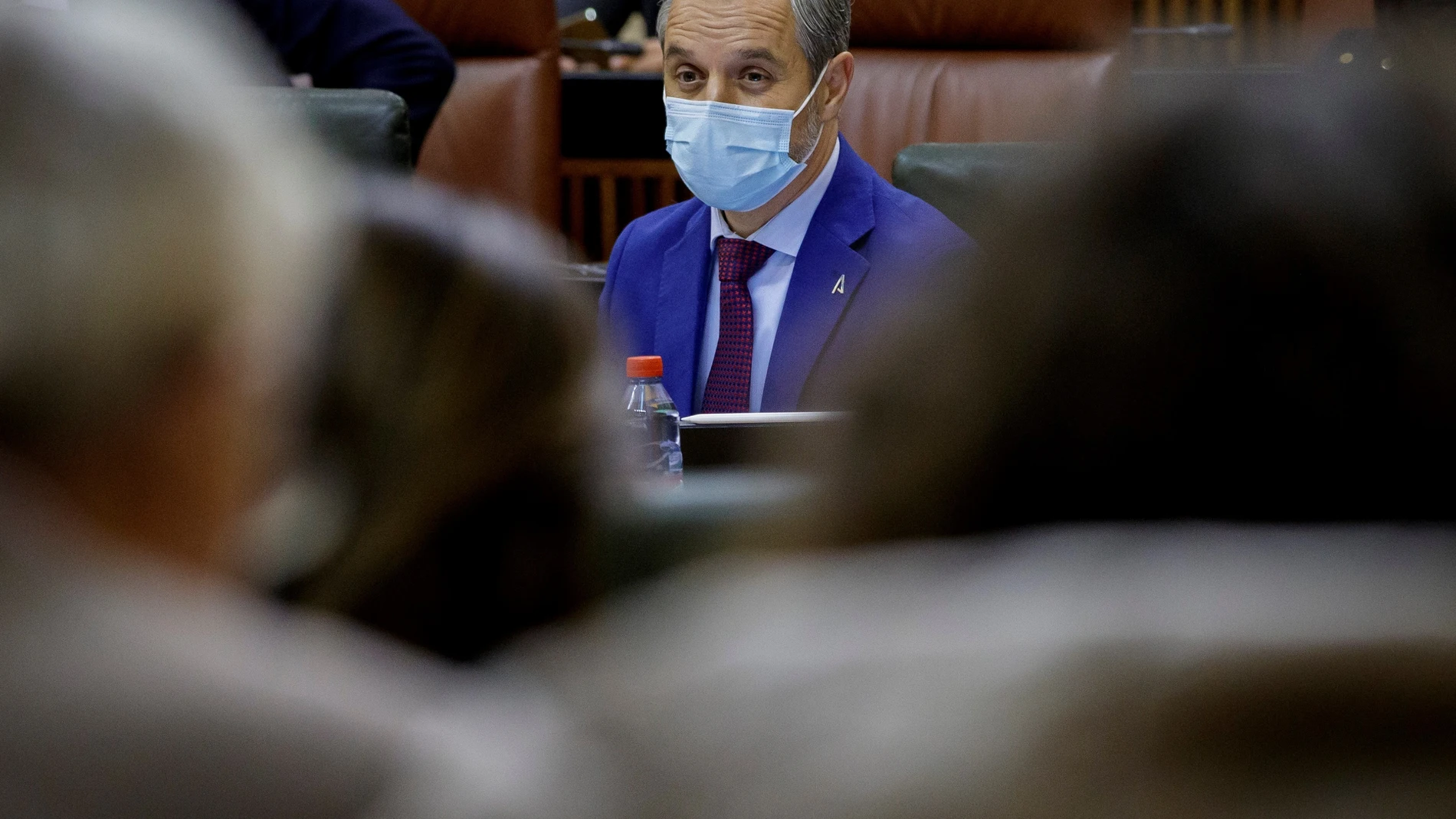 El consejero de Hacienda, Juan Bravo, sentado en su escaño esta tarde en el pleno del Parlamento andaluz. EFE/Julio Muñoz
