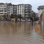 Una calle inundada en Arriondas, villa asturiana y capital del concejo de Parres