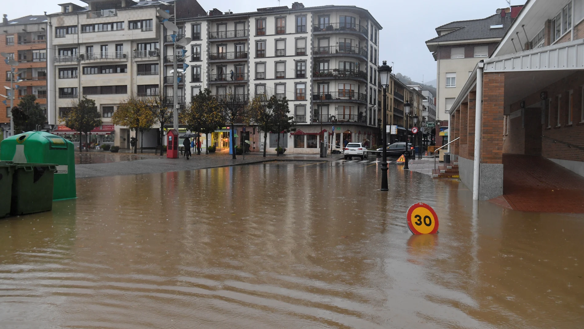 Una calle inundada en Arriondas, villa asturiana y capital del concejo de Parres