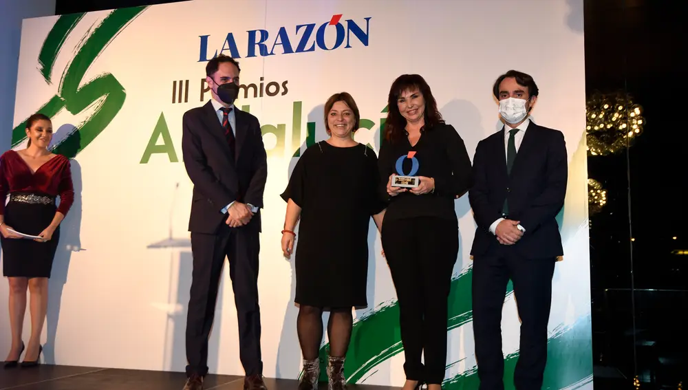 Pepe Lugo, Teodora Jinga Latosu, Virginia Zitmarioviene y Mario Muñoz. Limatex Europe sumó ayer a su trayectoria el Premio Empresa Líder en Reciclado Profesional de Catalizadores