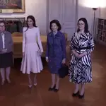 S.M. la Reina visita la Biblioteca Bernadotte del Palacio Real junto con S.M. la Reina de Suecia.