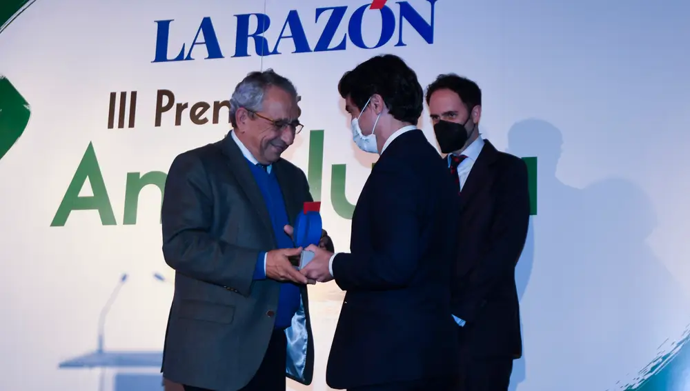 José A. Narváez y Mario Muñoz durante un momento de la entrega del premio