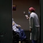 En la imagen una sanitaria atiende a un paciente en el Hospital Provincial de Castellón.
