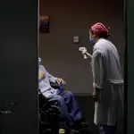 En la imagen una sanitaria atiende a un paciente en el Hospital Provincial de Castellón.