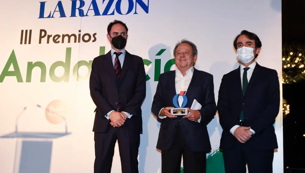 Pepe Lugo, Enrique Martínez Leyva y Mario Muñoz. El comunicador se hizo con el Premio de Comunicación.