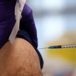 Un hombre recibe una dosis de la vacuna de Pfizer en un centro de vacunación de Madrid