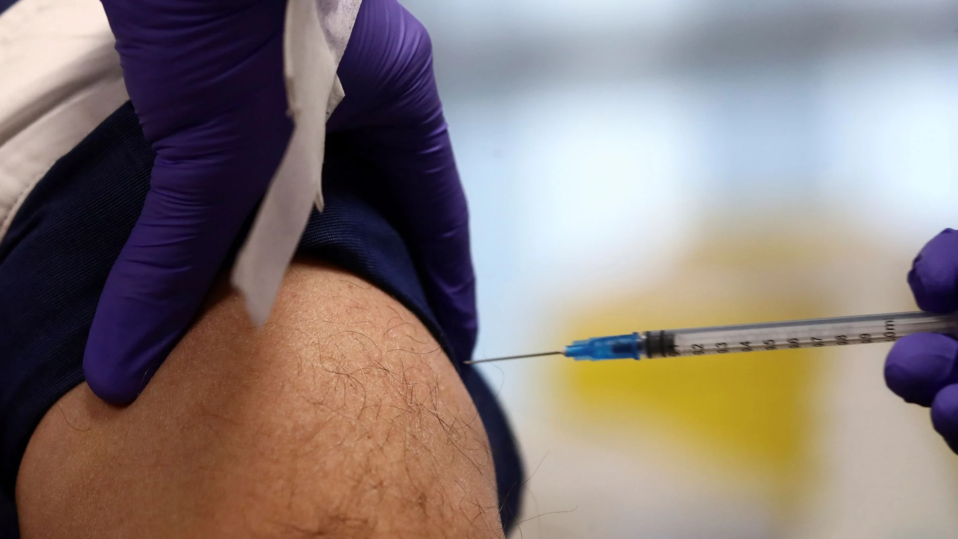 Un hombre recibe una dosis de la vacuna de Pfizer en un centro de vacunación de Madrid