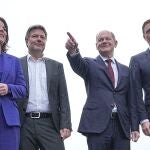 El futuro canciller alemán, Olaf Scholz, junto a sus socios de coalición, los verdes Robert Habeck y Annalena Baerbock y el liberal Christian Lindner