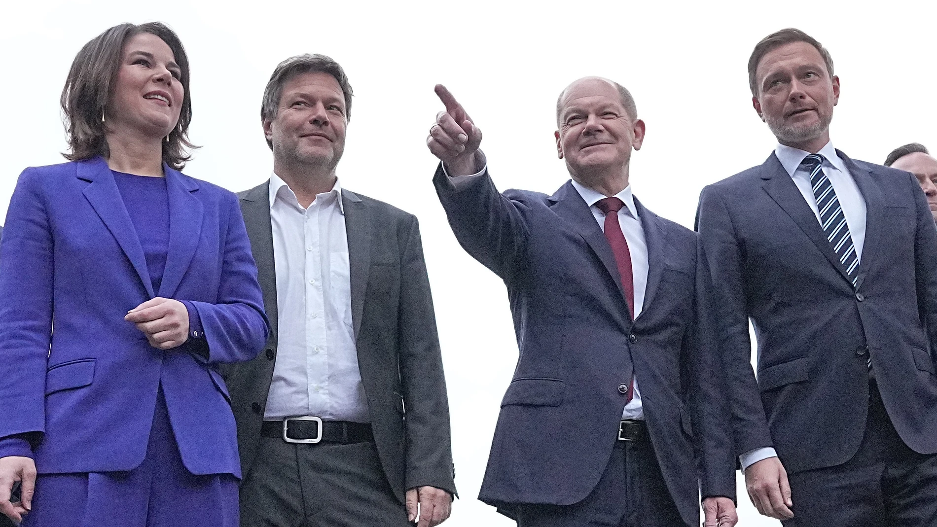 El futuro canciller alemán, Olaf Scholz, junto a sus socios de coalición, los verdes Robert Habeck y Annalena Baerbock y el liberal Christian Lindner