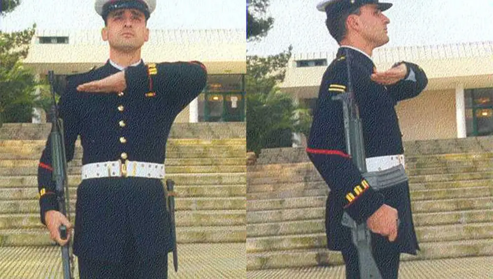 Infante de marina español haciendo el saludo con arma. Fuente: Manual del Soldado de Infantería de Marina
