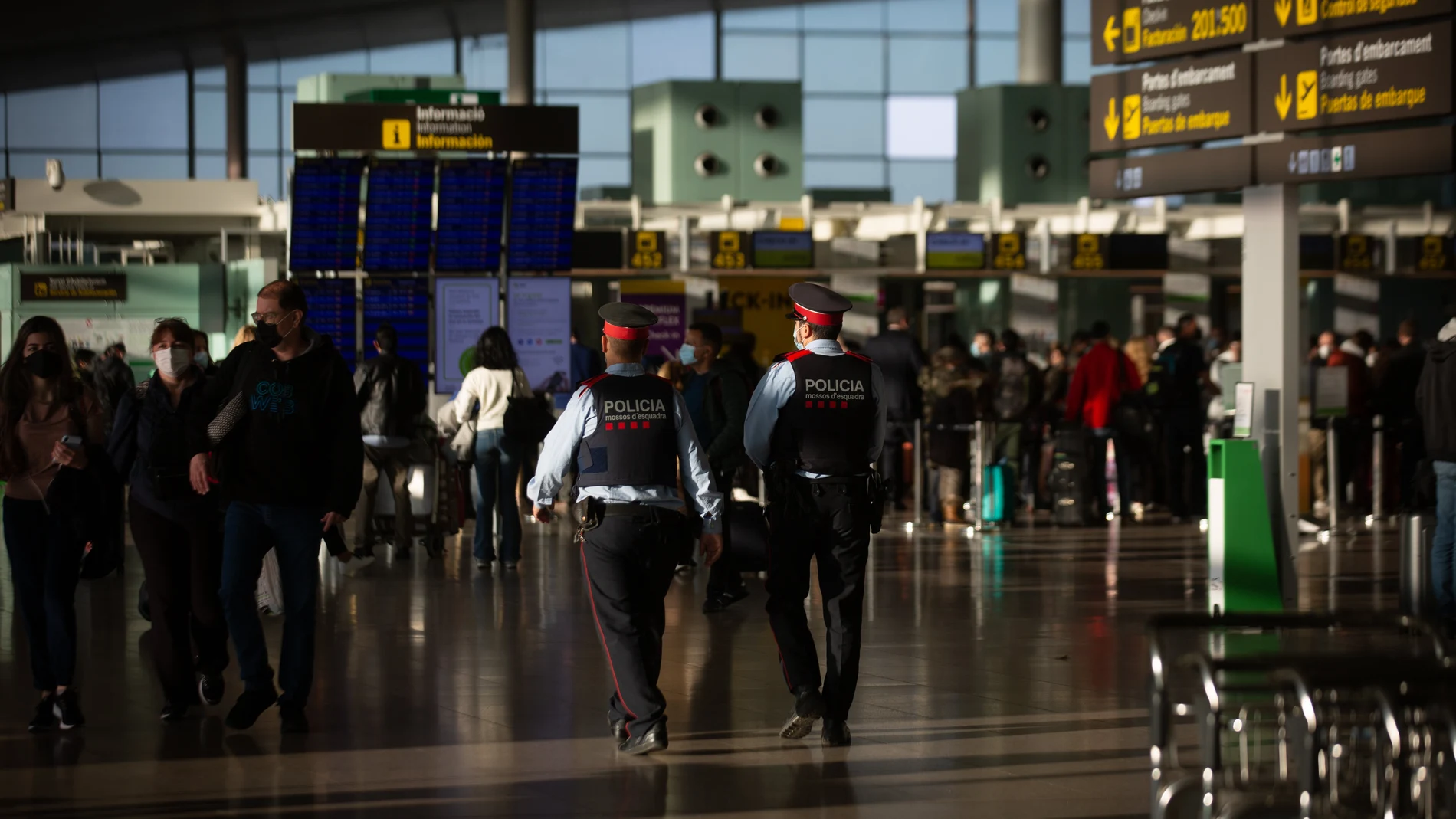Dos agentes de los Mossos d'Esquadra en el aeropuerto de El Prat de Barcelona