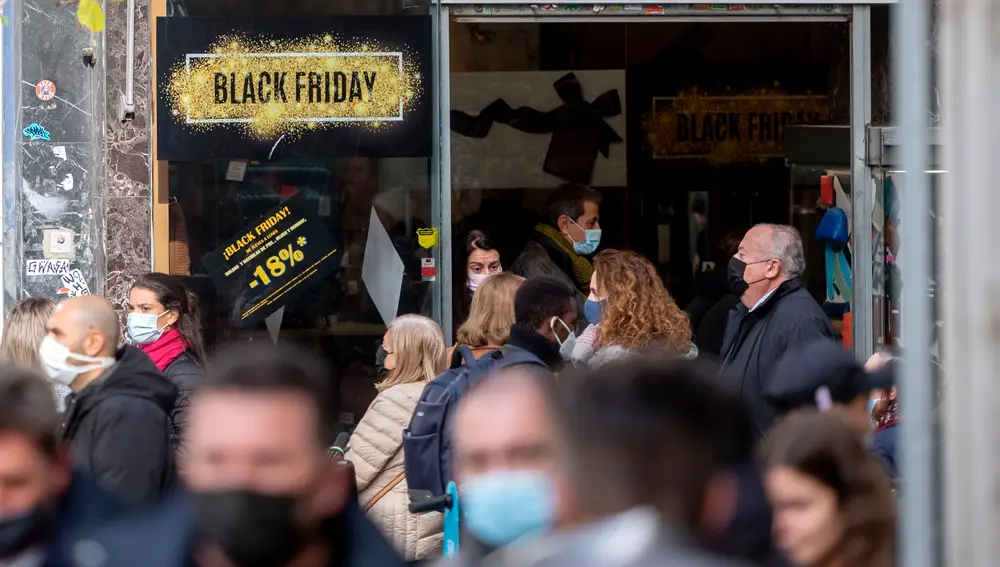 Un cartel publicitario anuncia rebajas con motivo del Black Friday. Europa Press