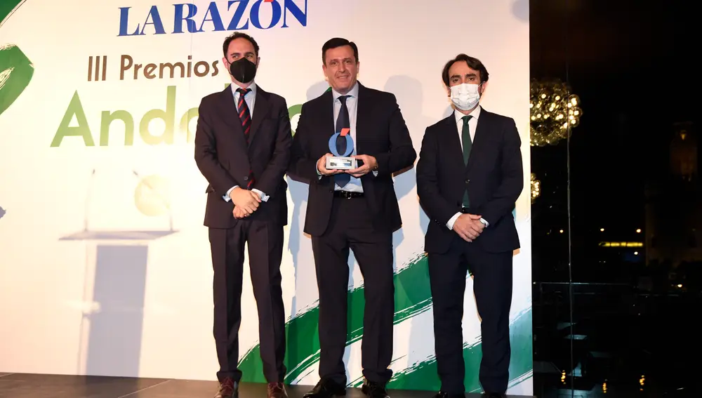 Formación Universitaria obtuvo el Premio Líder en Cursos de Formación a Distancia. En la foto, Pepe Lugo, Ignacio Campoy y Mario Muñoz