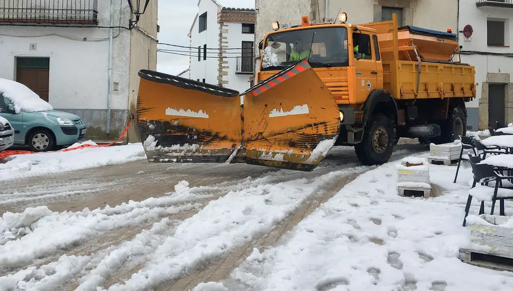 En la imagen un quitanieves limpia la calle para circular en Ares del Maestre en la comarca de Els Ports que se encuentra en alerta amarilla por nevadas a partir de los 900 metros de altura, con acumulación de 4 centímetros de nieve en 24 horas.