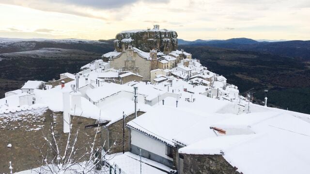Las comarcas del norte de Castellón han acumulado hasta 15cm de nieve en algunos puntos tras la nevada de la tarde y noche de ayer y que se encuentra en alerta amarilla por nevadas a partir de los 900 metros de altura, con acumulación de 4 centímetros de nieve en 24 horas.
