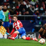 Griezmann intenta rematar en el partido del Atlético ante el Milan
