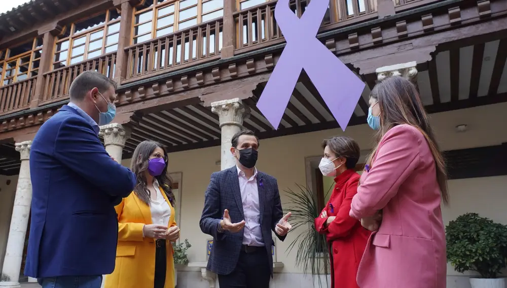 El presidente de la Diputación de Valladolid, Conrado Íscar, junto a los miembros de los grupos políticos, en contra de la Violencia Machista