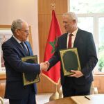 Los ministros de defensa de Marruecos e Israel, Abdellatif Loudiyi y Benny Gantz, se felicitan tras el acuerdo alcanzado en Rabat.