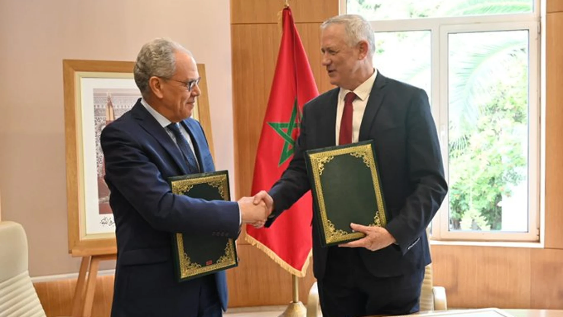 Los ministros de defensa de Marruecos e Israel, Abdellatif Loudiyi y Benny Gantz, se felicitan tras el acuerdo alcanzado en Rabat.