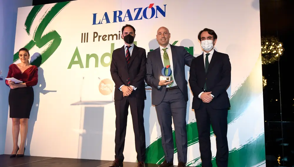 El Premio a las Mejores Soluciones Postventa en el Sector Tecnológico correspondió a Anovo Comlink España. En la foto, Pepe Lugo, José García y Mario Muñoz