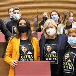 Los once diputados de Ciudadanos en Les Corts Valencianes han vestido hoy camisetas con la cara de la vicepresidenta Mónica Oltra para pedir su dimisión