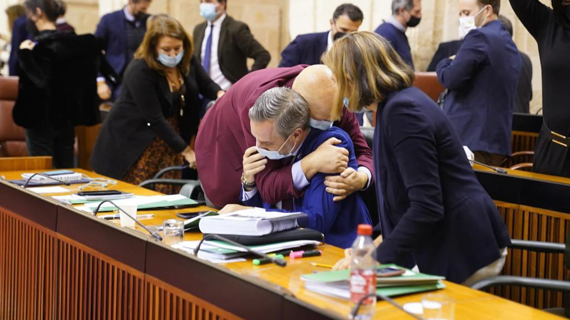 Juan Bravo, abrazado por Imbroda tras el Pleno