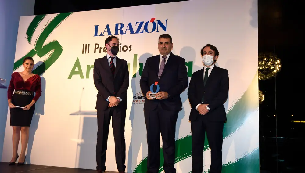 Pepe Lugo, José Antonio Cabrera y Mario Muñoz. Transportes Cabrera obtuvo el Premio a la Trayectoria Empresarial en el Sector Logístico