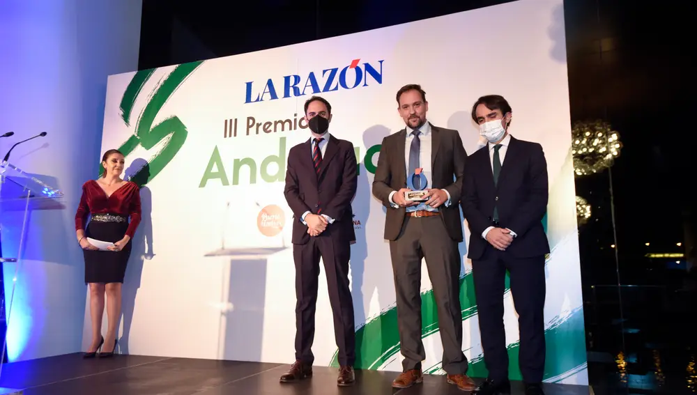 El grupo Aviserrano recibió el Premio I+D+i aplicada a la Producción Avícola. En la foto, Pepe Lugo, Carlos Díaz y Mario Muñoz