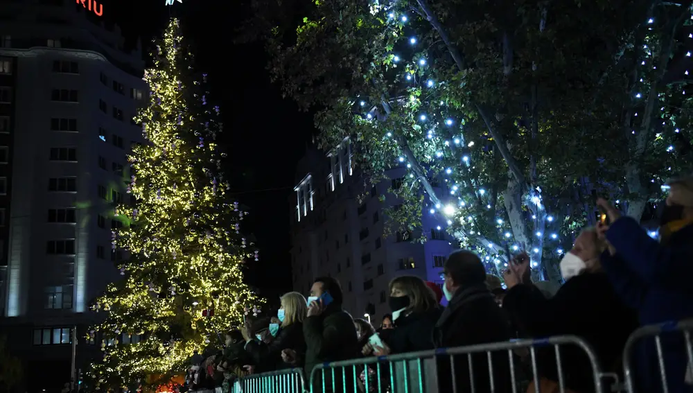 El abeto de Plaza España en el acto de encendido de la iluminación navideña de la ciudad