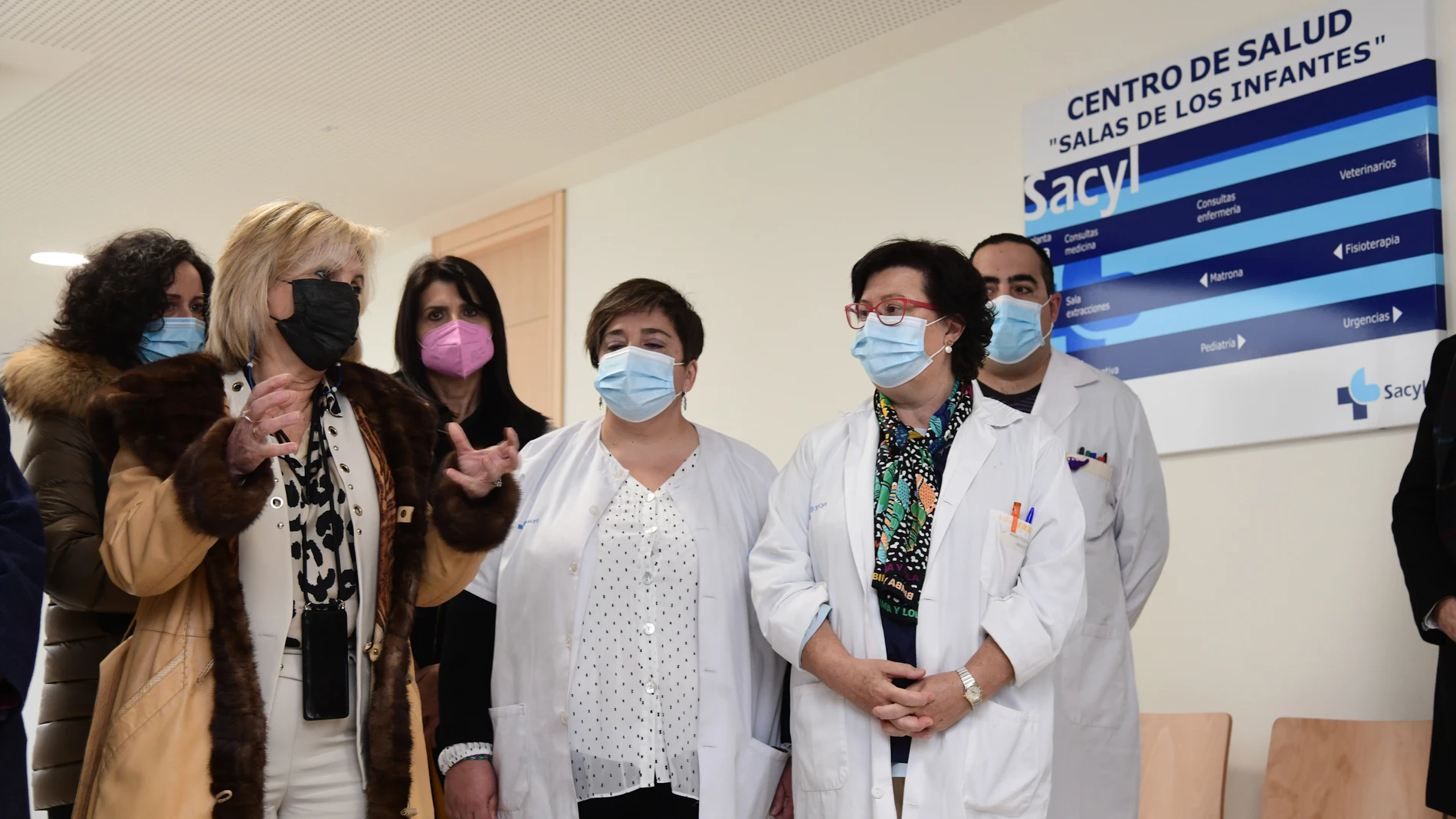 La consejera de Sanidad, Verónica Casado, visita el Centro de Salud de Salas de los Infantes.
