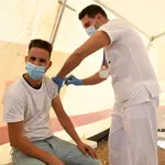 Personal del Servicio Andaluz de Salud (SAS) administra una vacuna contra el covid-19 a una persona