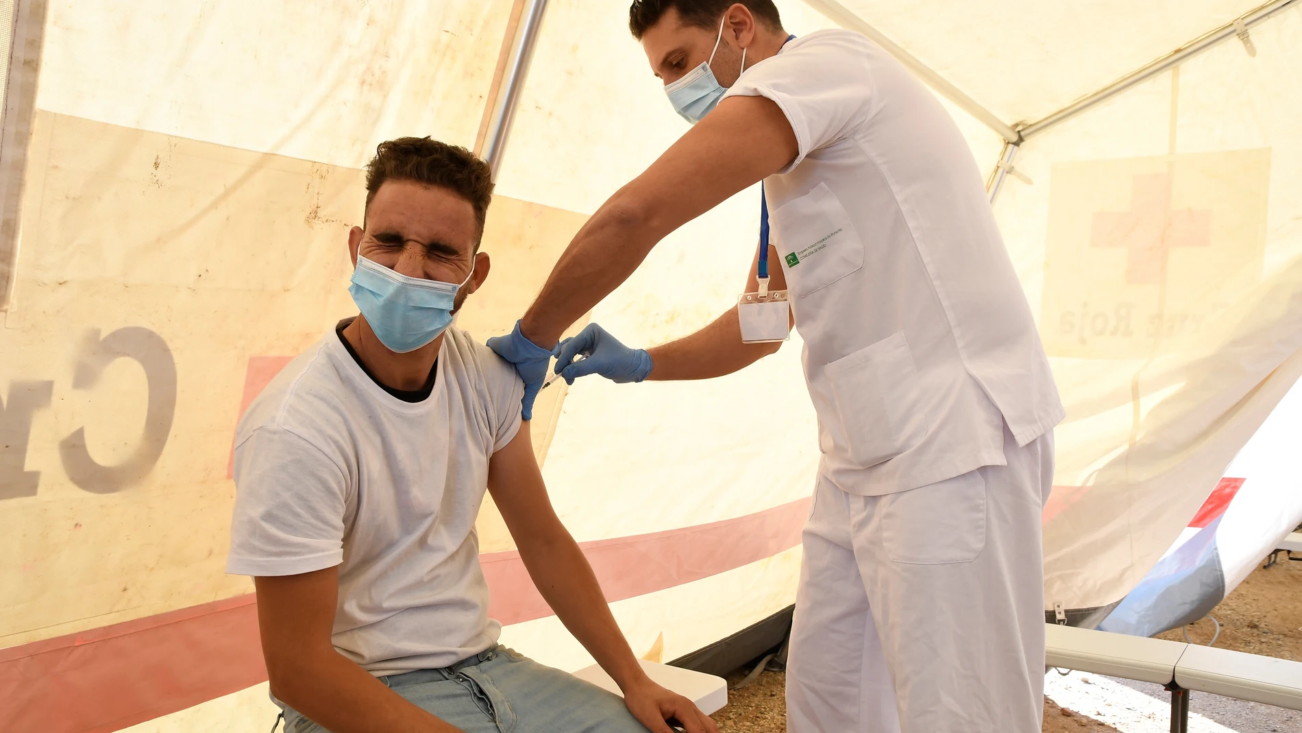 Personal del Servicio Andaluz de Salud (SAS) administra una vacuna contra el covid-19 a una persona