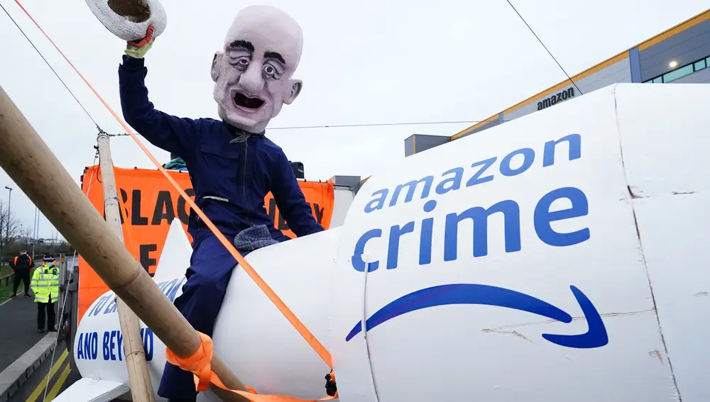 Un activista disfrazado de Jeff Bezos bloquea la entrada al centro logístico de Amazon en Tilbury, Essex. Foto: PA Wire / dpa