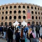 Cientos de personas se han acercado a los puntos móviles de vacunación (en la imagen, a las puertas de la Plaza de Toros de Valencia) sin cita frente a la covid-19 instalados por la Conselleria de Sanidad con ocasión del "viernes negro"