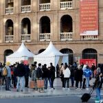 Colas ayer en el punto de vacunación situado frente a la plaza de toros de Valencia