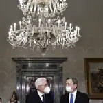 El presidente de la República italiana, Sergio Mattarella, de 80 años, junto al primer ministro, Mario Draghi