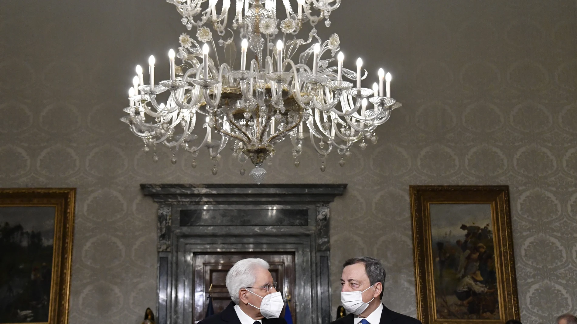 El presidente de la República italiana, Sergio Mattarella, de 80 años, junto al primer ministro, Mario Draghi