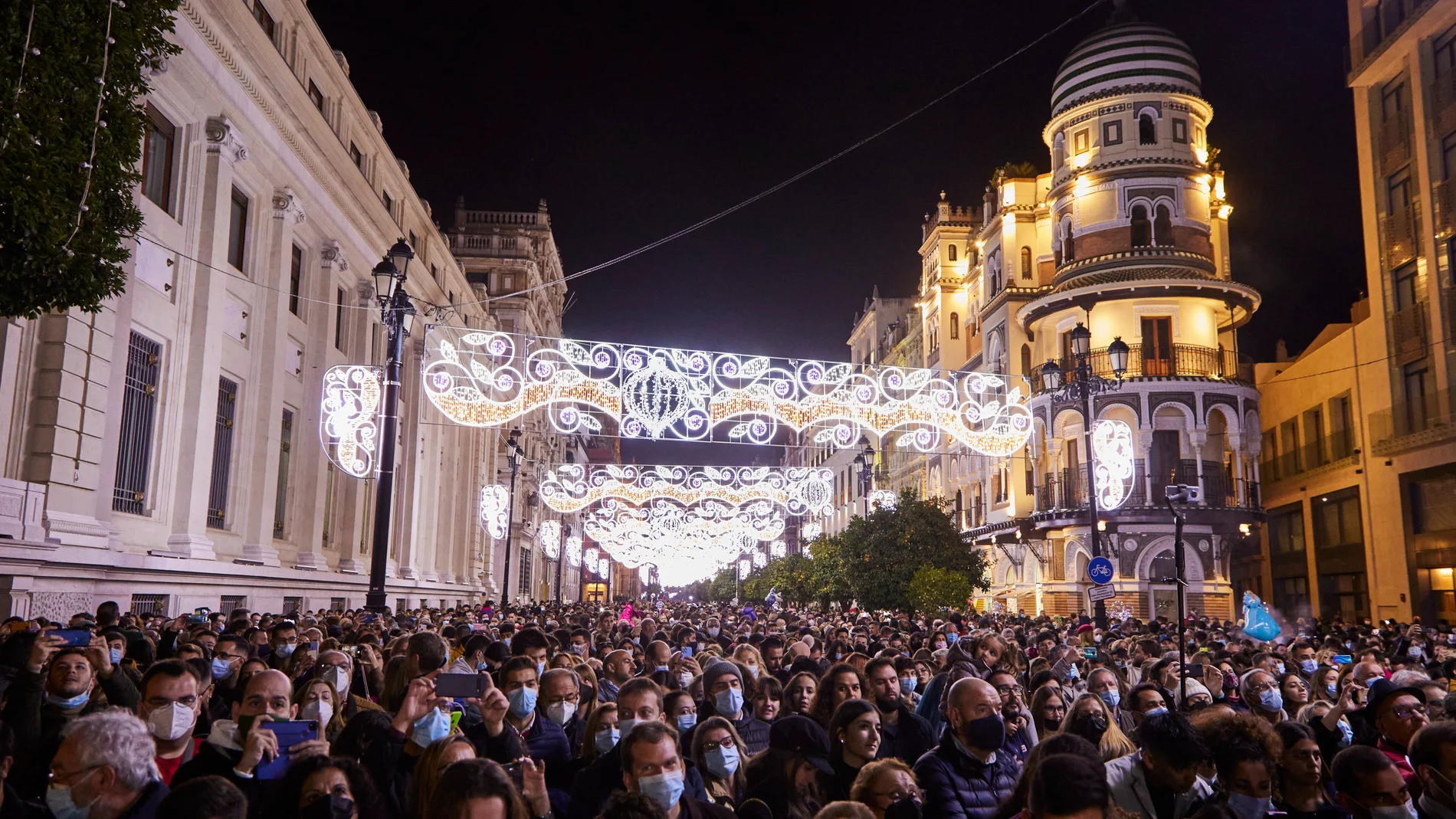Las fiestas navideñas propician una mayor afluencia de gente en las calles, como en la imagen tomada en el centro de Sevilla