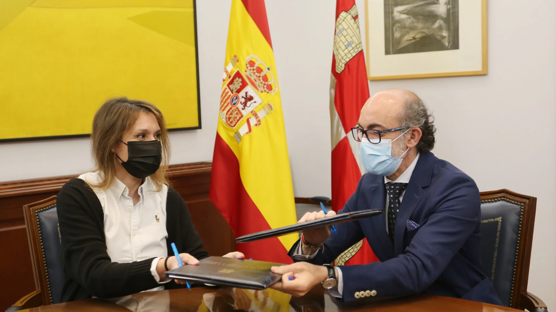 Los consejeros de Educación y Cultura y Turismo, Rocío Lucas y Javier Ortega, respectivamente, firman un convenio para la organización y desarrollo del proyecto musical "Miradas"