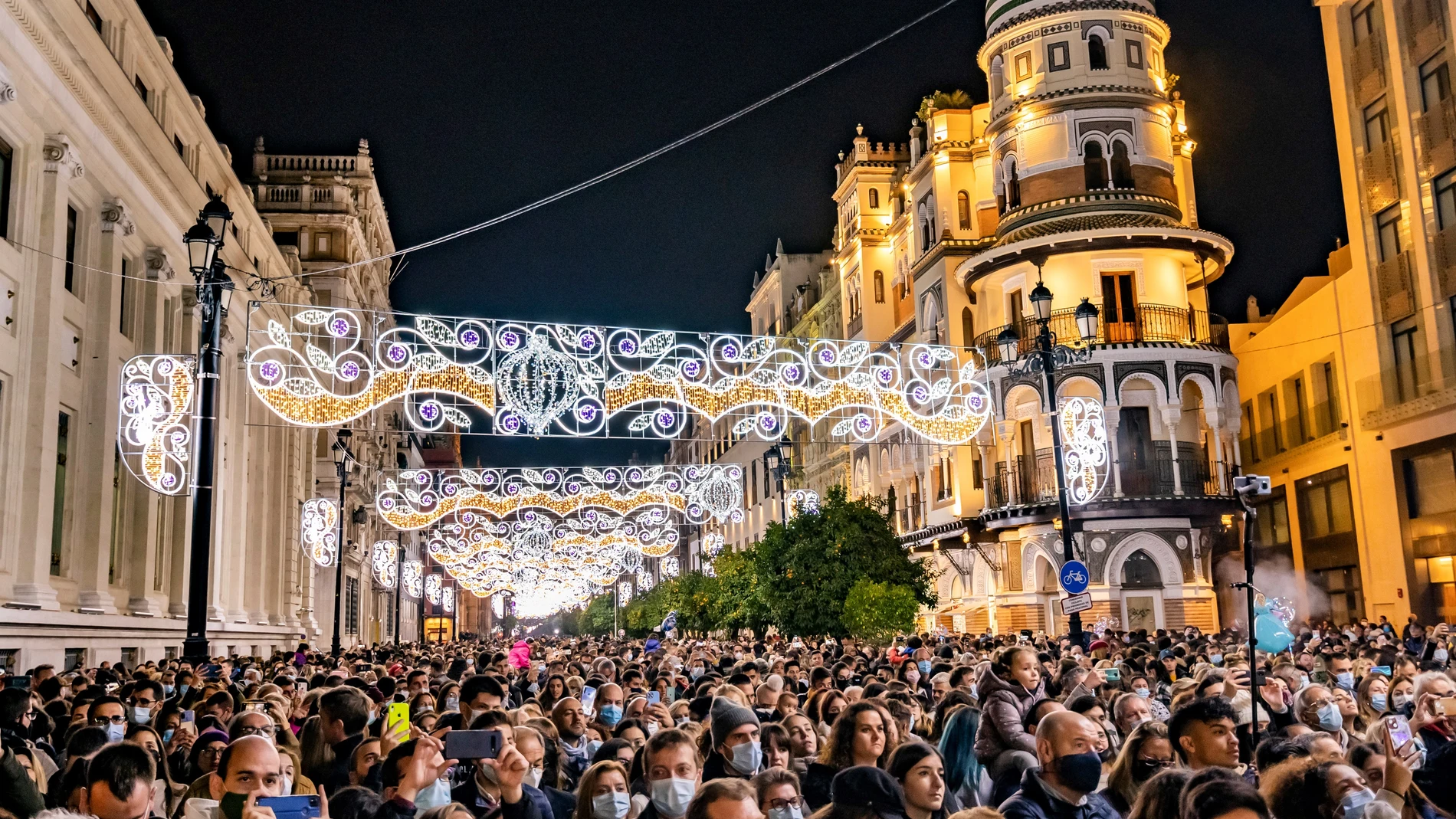 Ambiente en la Avenida de la Constitución de Sevilla, con las luces navideñas. EFE/ Raúl Caro