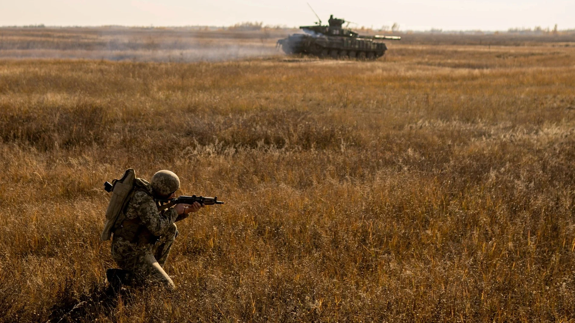 Un soldado de Ucrania se entrena cerca de la frontera con Rusia