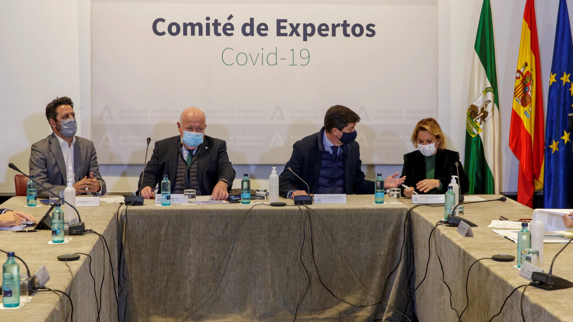 El vicepresidente de la Junta, Juan Marín (2d), y el consejero de Salud, Jesús Aguirre junto al resto de la mesa del comité de expertos