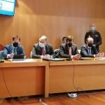 Los acusados del crimen de Javier Ardines detrás de sus abogados durante la última sesión del juicio.EUROPA PRESS26/11/2021