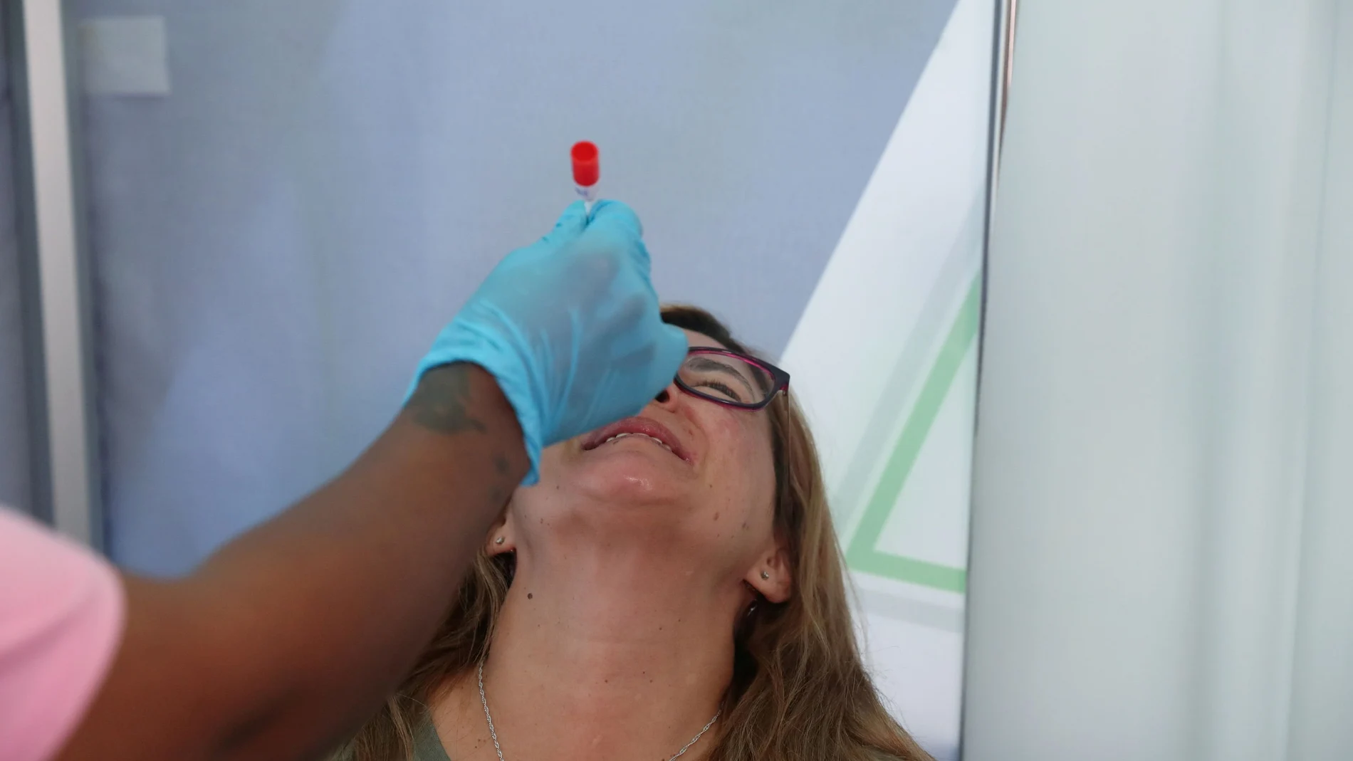 Un sanitario realiza una PCR a una paciente en Johannesburgo, en Suráfrica