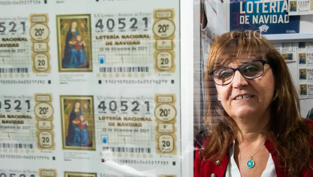 Loteros que venden el numero del día que salió elegida presidenta de la Comunidad de Madrid, Isabel Diaz Ayuso.