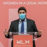 El presidente de la Comunidad de Murcia, Fernando López Miras, durante un momento de su intervención en el acto de presentación de la Asociación de Mujeres Juristas "Women in a legal world" de la Región de Murcia, este viernes en el Real Casino de Murcia.