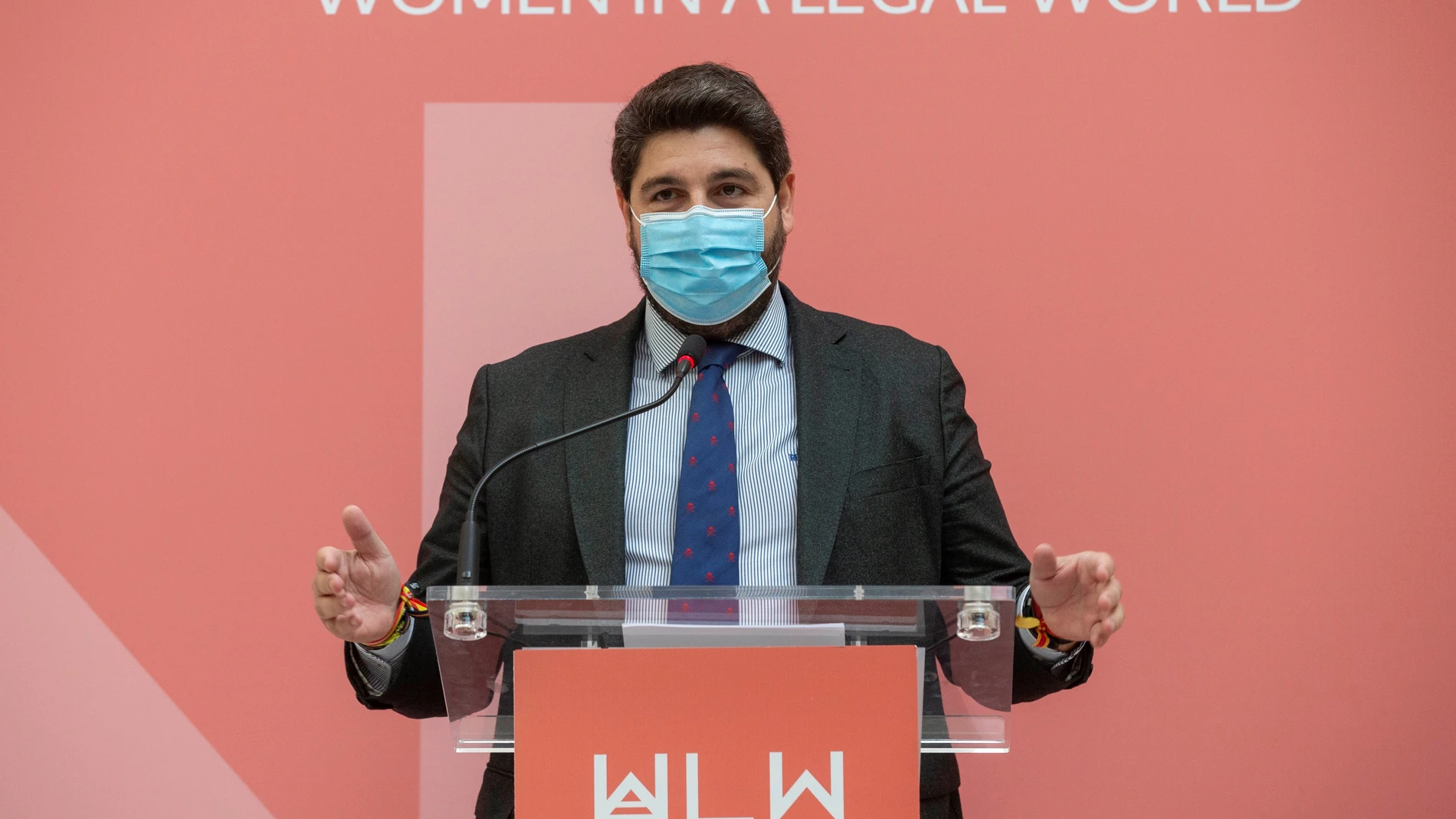 El presidente de la Comunidad de Murcia, Fernando López Miras, durante un momento de su intervención en el acto de presentación de la Asociación de Mujeres Juristas "Women in a legal world" de la Región de Murcia, este viernes en el Real Casino de Murcia.