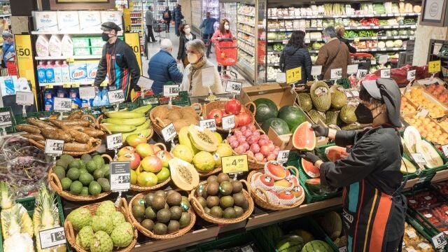 Una empleada de supermercado