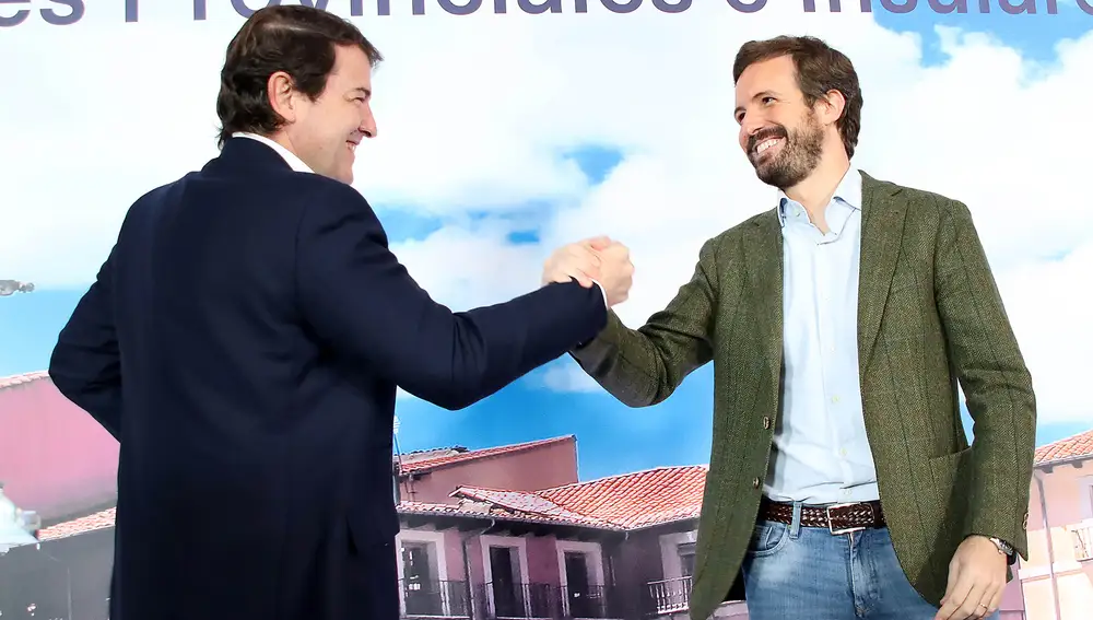 El presidente nacional del PP, Pablo Casado, felicita a Alfonso Fernández Mañueco