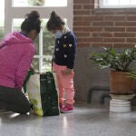 Una madre revisa una cesta de comida entregada en un centro de ayuda